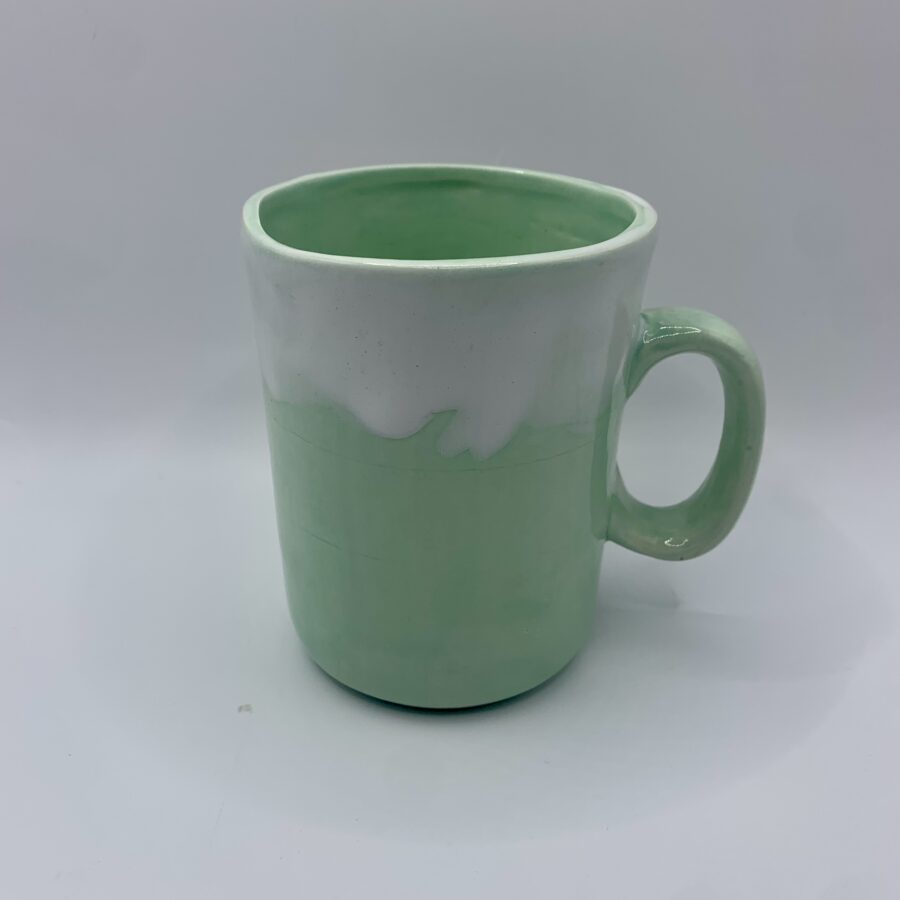 Tasses faïence thé ou café vert pâle nuage blanc