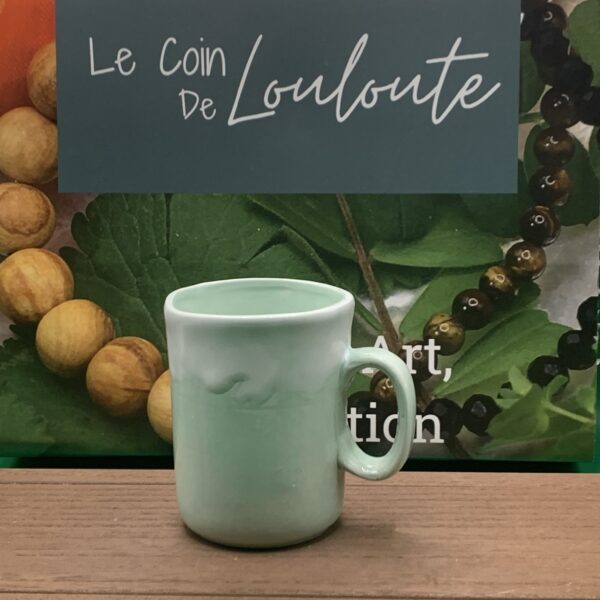 Tasses faïence thé ou café vert pâle nuage blanc